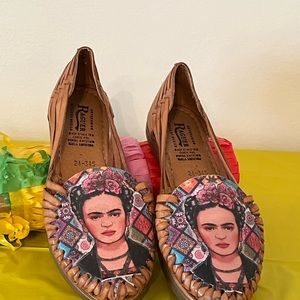 Authentic Mexican sandal. Huarache Mexicano. Sz. 7 Tan with Frida Kahlo picture.